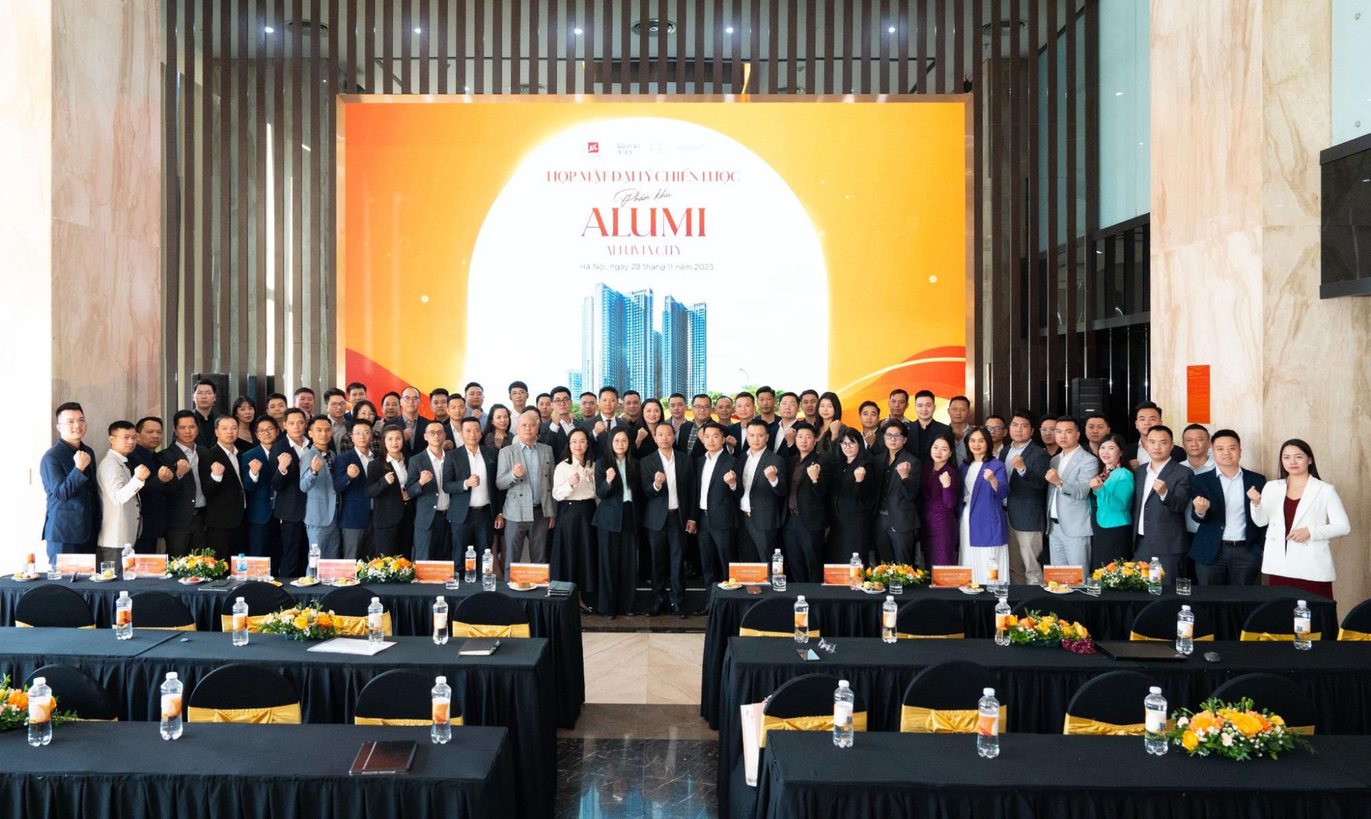 Hơn 100 đại lý quy tụ tại sự kiện khởi động của Alumi – Tổ hợp 7 toà tháp giữa mạch khoáng duy nhất bên sông Hồng